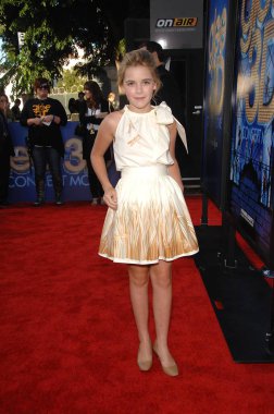 Kiernan Shipka (Salvatore Ferragamo elbise giyiyor) Glee için gelenler 3d Konser Film Premiere, Westwood Regency Village Tiyatrosu, Los Angeles, Ca Ağustos 6, 2011. Fotoğraf: Michael Germana / Everett Koleksiyonu