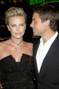 Charlize Theron, Stuart Townsend North Country Premiere için gelenler, Grauman Çin Tiyatrosu, Los Angeles, Ca, Ekim 10, 2005. Fotoğraf: Michael Germana / Everett Koleksiyonu