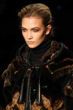 Tom Ford Sonbahar/Kış 2015 Womenswear koleksiyonu, Milk Studios, Los Angeles, CA Şubat 20, 2015 için katılım Karlie Kloss. Fotoğraf: Xavier Collin/Everett koleksiyonu