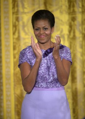 Michelle Obama (Anne Klein New York elbise giyiyor) Askeri Öğleden Sonra Çay Onur Kadınlar için bir kamu görünümünde, Beyaz Saray Doğu Odası, Washington Dc, Dc Kasım 18, 2009. Fotoğraf: Stephen Boitano / Everett Koleksiyonu