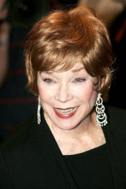 Shirley MacLaine, Toronto Film Festivali 'nde onun ayakkabıları prömiyeri için gelenler, Roy Thompson Hall, Toronto, on, Eylül 14, 2005. Fotoğraf: Malcolm Taylor/Everett Collection