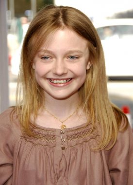 Charlotte's Web Premiere için gelenler Dakota Fanning, Arclight Hollywood, Los Angeles, Ca, Aralık 10, 2006. Fotoğraf: Michael Germana / Everett Koleksiyonu