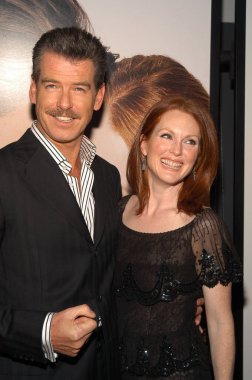 Co-Stars Pierce Brosnan ve Julianne Moore Loews Astor Plaza at Attraction yeni hat sinema yasaları dünya prömiyeri taraması katılmak 22 Nisan, 2004 New York City.