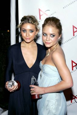 Ashley Olsen Calvin Klein giyen, Mary-Kate Olsen 10 Yıllık Aksesuarlar Konseyi Ace Ödülleri, Cipriani Restaurant 42nd Street, New York, Ny, Kasım 08, 2005 için gelenler dior giyiyor. Fotoğraf: Gregorio Binuya /Everett Collection