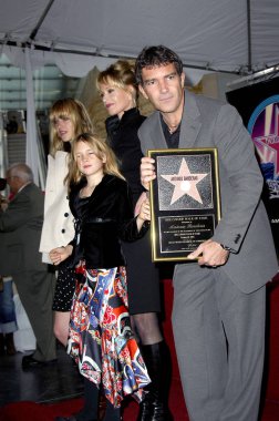 Dakota, Melanie Griffith, Stella, Antonio Banderas Star için endüksiyon töreninde Hollywood Walk of Fame Antonio Banderas, Hollywood, Los Angeles, CA, Ekim 18, 2005. Fotoğraf: Michael Germana/Everett Collection