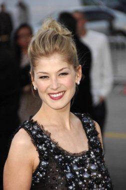 Rosamund Pike Kırık Premiere için gelenler, Westwood Mann's Village Tiyatrosu, Los Angeles, Ca, Nisan 11, 2007. Fotoğraf: Michael Germana / Everett Koleksiyonu