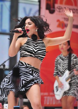 Charlie Xcx Charli Xcx ile Nbc Today Show Konseri için sahnede, Rockefeller Plaza, New York, Ny Haziran 5, 2015. Fotoğraf: Gregorio T. Binuya / Everett Koleksiyonu