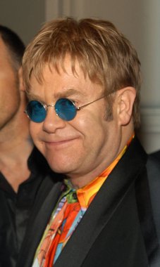 Tasarımcı Elton John, 21 Nisan 2004'te New York'taki Pierre Otelinde düzenlenen Rainforest Foundation Benefit Concert afterparty'ye geldi. (Gbinuya/Everett Collection tarafından fotoğraf)