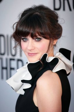 Budala Kardeşimiz Premiere, Arclight Hollywood, Los Angeles, Ca August 16, 2011 'de gelen partilerde (Moschino elbisesi giyen) Zooey Deschanel. Fotoğraf: Justin Wagner / Everett Koleksiyonu