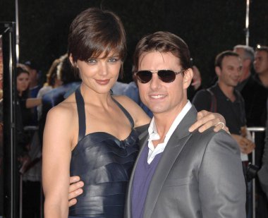 Katie Holmes (bir Holmes Yang elbise giyiyor), Tom Cruise Tropic Thunder Los Angeles Premiere için gelenler, Westwood Mann 's Village Theatre, Los Angeles, CA, Ağustos 11, 2008. Fotoğraf: Dee Cercone/Everett Collection