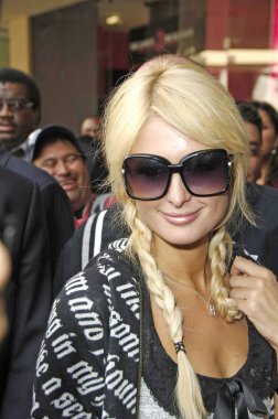 Paris Hilton Jerry Buss için Hollywood Walk of Fame Star için indüksiyon töreninde, Hollywood Bulvarı, Los Angeles, Ca, Ekim 30, 2006. Fotoğraf: Michael Germana / Everett Koleksiyonu