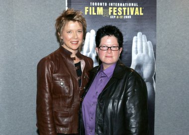 Annette Bening, Phyllis Nagy içinde Bayan Harris basın konferansı için Toronto Film Festivali, Sutton Place Hotel, Toronto, on, Eylül 17, 2005. Fotoğraf: Malcolm Taylor/Everett Collection