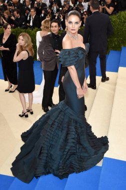 Katie Holmes (Zac Posen giyen) Rei Kawakubo & Comme Des Garcons Kostüm Enstitüsü Gala-gelenler 2, Metropolitan Museum of Art, New York, NY Mayıs 1, 2017 için gelenler. Fotoğraf: Steven Ferdman/Everett Collection