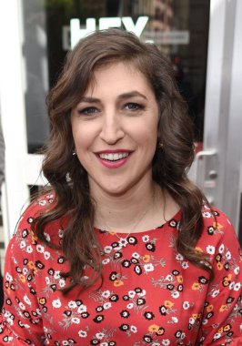 Mayim Bialik dışarı ve hakkında Celebrity candids için-Tue,, New York, NY 9 Mayıs 2017. Fotoğraf: Derek Storm/Everett Collection