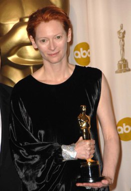 Tilda Swinton (kazanan, En İyi Yardımcı Kadın Oyuncu, Michael Clayton; Lanvin giyiyor), Basın Odası için basın odasında için - 80 Yıllık Akademi Ödülleri Oscar Töreni, Kodak Tiyatrosu, Los Angeles, Ca, Şubat 24, 2008. Fotoğraf: David Longendyke/Ev