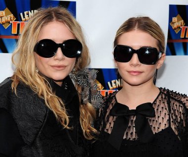 Mary Kate Olsen, Ashley Olsen Broadway'de Lend Me A Tenor Açılış Gecesi için gelenler, Müzik Kutusu Tiyatrosu, New York, Ny Nisan 4, 2010. Fotoğraf: Gregorio T. Binuya / Everett Koleksiyonu