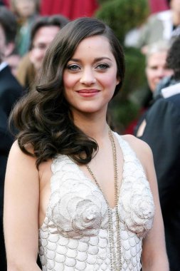 Marion Cotillard (John Paul Gaultier Couture elbisesi ve Chopard takı giyiyor) Kırmızı Halı için gelenler - 80 Yıllık Akademi Ödülleri Oscar Töreni, Kodak Tiyatrosu, Los Angeles, Ca, Şubat 24, 2008. Fotoğraf: Emilio Flores/Everett Collectio