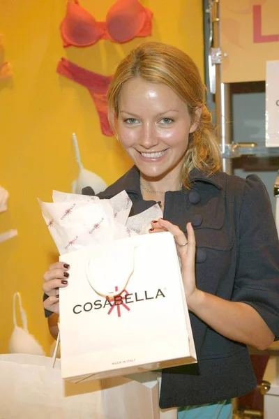 Becki Newton Lucky Club Gift Lounge 2007 2008 Network Upfronts — Stock Photo, Image