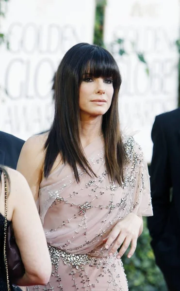 Sandra Bullock Ubrana Sukienkę Jenny Packham Przy Przyjazdów Hollywoodzkiego Stowarzyszenia — Zdjęcie stockowe