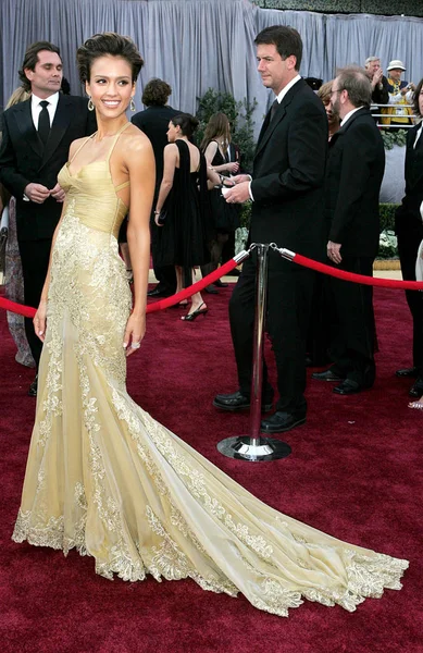 Jessica Alba Vestita Con Abito Versace Agli Arrivi Gli Oscars — Foto Stock