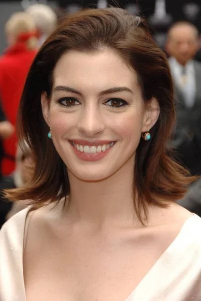 Anne Hathaway Press Conference Rodeo Drive Walk Style Award Valentino — Stock Photo, Image