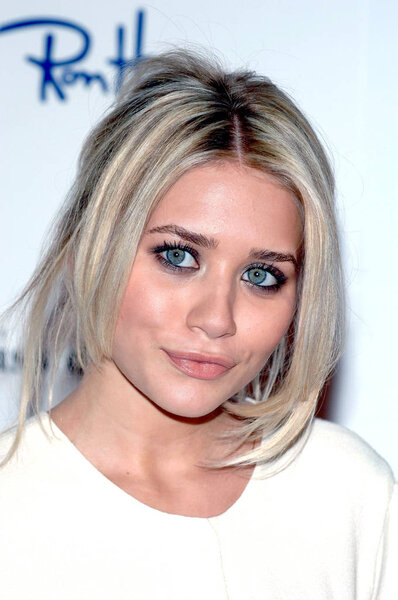 Ashley Olsen at in-store appearance for Lucky Magazine Preview of Miss Davenporte Collection, Ron Herman boutique, Los Angeles, CA, November 17, 2005. Photo by: David Longendyke/Everett Collection