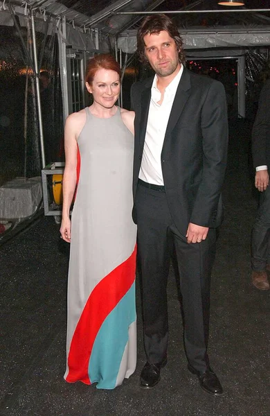 Julianne Moore Vistiendo Vestido Calvin Klein Las Llegadas Para Primera — Foto de Stock