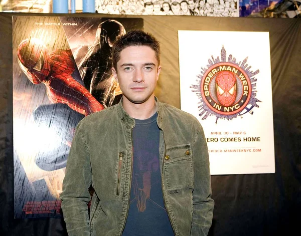 Topher Grace Store Appearance Spider Man Week Comic Book Signing — стоковое фото