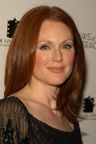 Aktris Julianne Moore Loews Astor Plaza Nisan'da New Line Cinema's Laws Of Attraction dünya prömiyeri gösterimine katıldı 22, 2004 New York'ta.