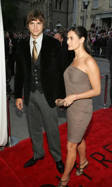 Ashton Kutcher Demi Moore Chegadas Para Bobby Premiere Toronto International — Fotografia de Stock