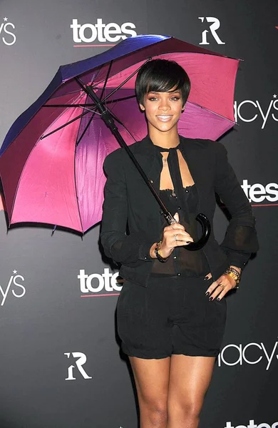 Rihanna Usando Matthew Williamson Aparición Tienda Para Rihanna Umbrella Collection — Foto de Stock