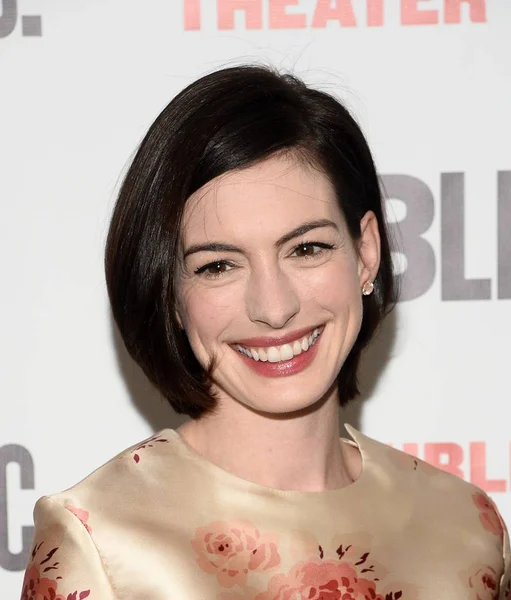 Anne Hathaway Party Pour Grounded Opening Night Broadway Public Theater — Photo