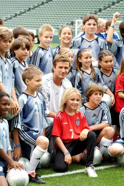 David Beckham Nuorten Jalkapalloilijoiden Kanssa Lehdistötilaisuudessa David Beckham Käynnistää Home — kuvapankkivalokuva