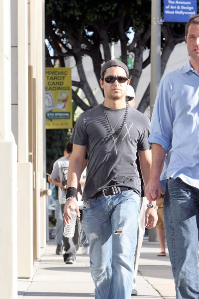 Wilmer Valderrama Dehors Sur Point Faire Shopping Avec Des Amis — Photo