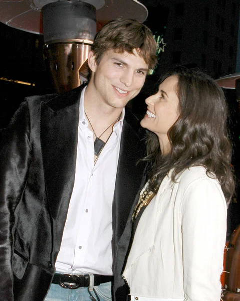 Ashton Kutcher Demi Moore Chegadas Para Guess Who Premiere Graumans — Fotografia de Stock