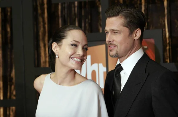 Angelina Jolie Brad Pitt Beérkezések Éves Kritikusok Choice Awards Santa — Stock Fotó