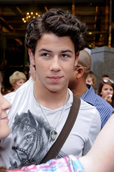 Nick Jonas Lämnar Sitt Midtown Manhattan Hotell Och För Celebrity — Stockfoto