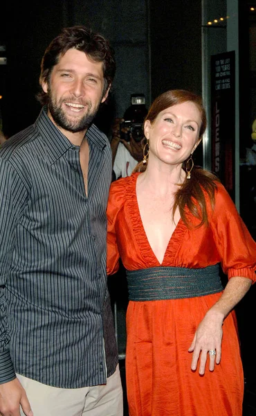 Julianne Moore, Bart Freundlich Defiance, Ohio Premiere, Loews Lincoln Square Theater, New York, Ny, 19 Eylül 2005 Of Prizewinner için gelenler. Fotoğraf: Brad Barket / Everett Koleksiyonu