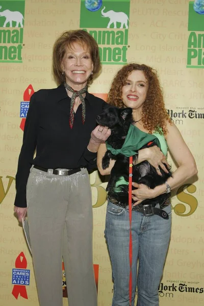 Mary Tyler Moore Bernadette Peters Arrivals Broadway Barks Dog Cat — Stock Photo, Image