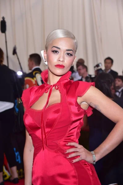 Rita Ora 在到达的 通过看玻璃 开幕之夜大都会晚会 第5部分 大都会艺术博物馆服装学院 2015年5月4日 照片由 格雷戈里奥 — 图库照片