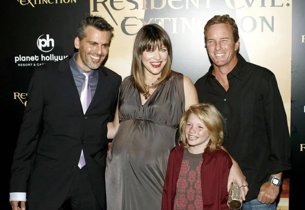 Oded Fehr Milla Jovovich Connor Mccoy Linden Ashby Vid Ankomst — Stockfoto