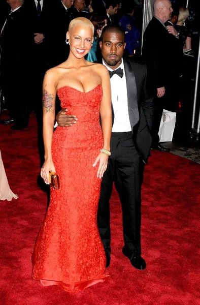 Amber Rose Vistiendo Vestido Carolina Herrera Kanye West Vistiendo Esmoquin — Foto de Stock