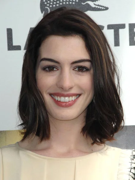 Anne Hathaway Arrivals Film Independent 2009 Spirit Awards Beach Santa — Stock Photo, Image