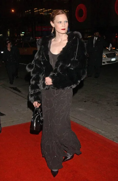エミリー サンドバーグは 2006年12月18日 ニューヨーク スキャンダル シネマ1 ニューヨーク ニューヨークでのノートのニューヨークプレミアの到着時に到着しました クリスティン キャラハン — ストック写真