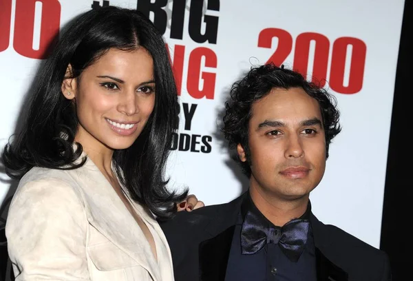 Neha Kapur Kunal Nayyar Arrivals Big Bang Theory 200Th Episode — Stock Photo, Image