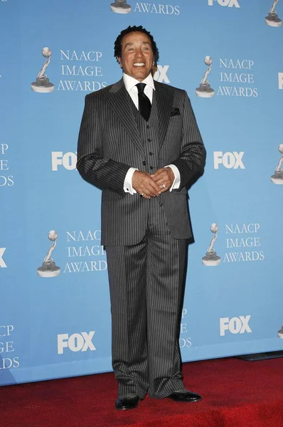 38. yıllık NAACP Image Awards için basın odasında Smokey Robinson, Shrine Auditorium, Los Angeles, CA, Mart 02, 2007. Fotoğraf: Michael Germana/Everett Collection
