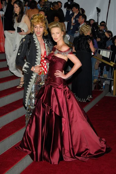 John Galliano Charlize Theron Con Dior Haute Couture John Galliano — Foto de Stock