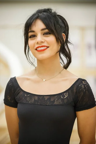 Vanessa Hudgens Asistiendo Gigi Revival Broadway Preview Performance New 42Nd Fotos De Stock Sin Royalties Gratis