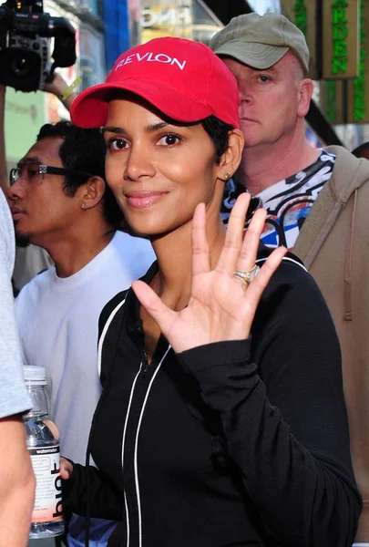 Halle Berry Egy Nyilvános Megjelenést Éves Eba Revlon Run Séta Stock Kép