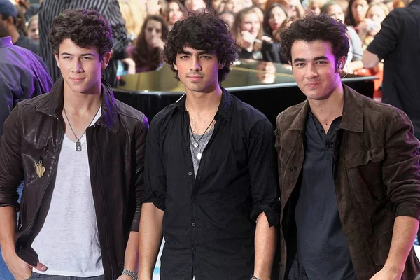 Nick Jonas Joe Jonas Kevin Jonas Talk Show Appearance Nbc Imágenes de stock libres de derechos